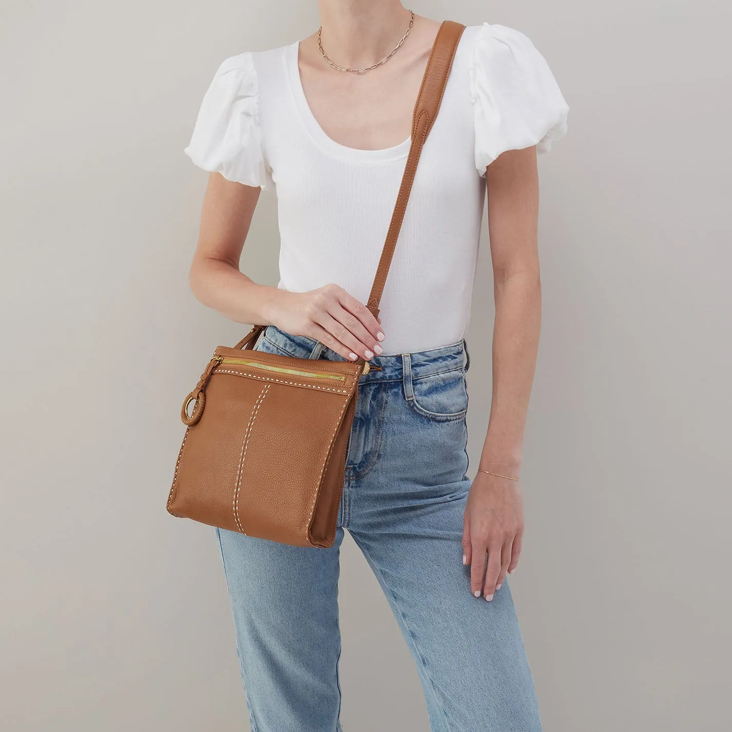 Austin Medium Crossbody In Pebbled Leather - Warm Honey