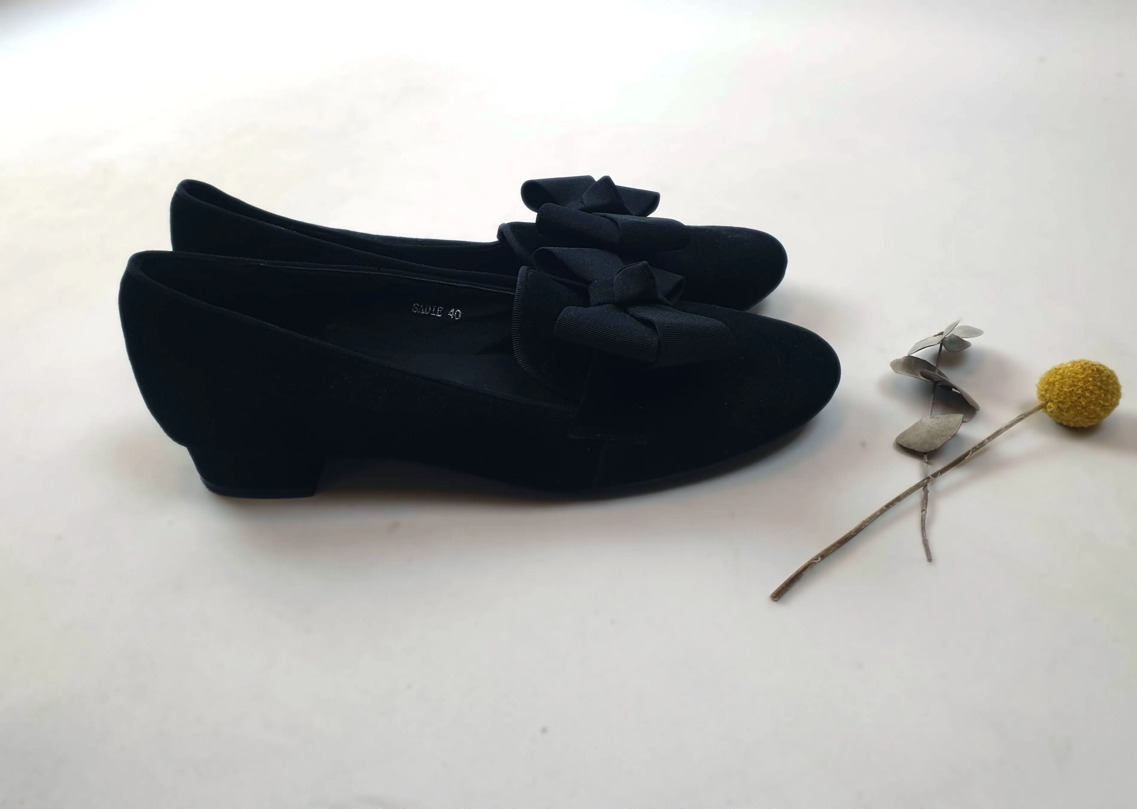 Blue Illusion "Sadle" black suede leather shoes with front bow size 40