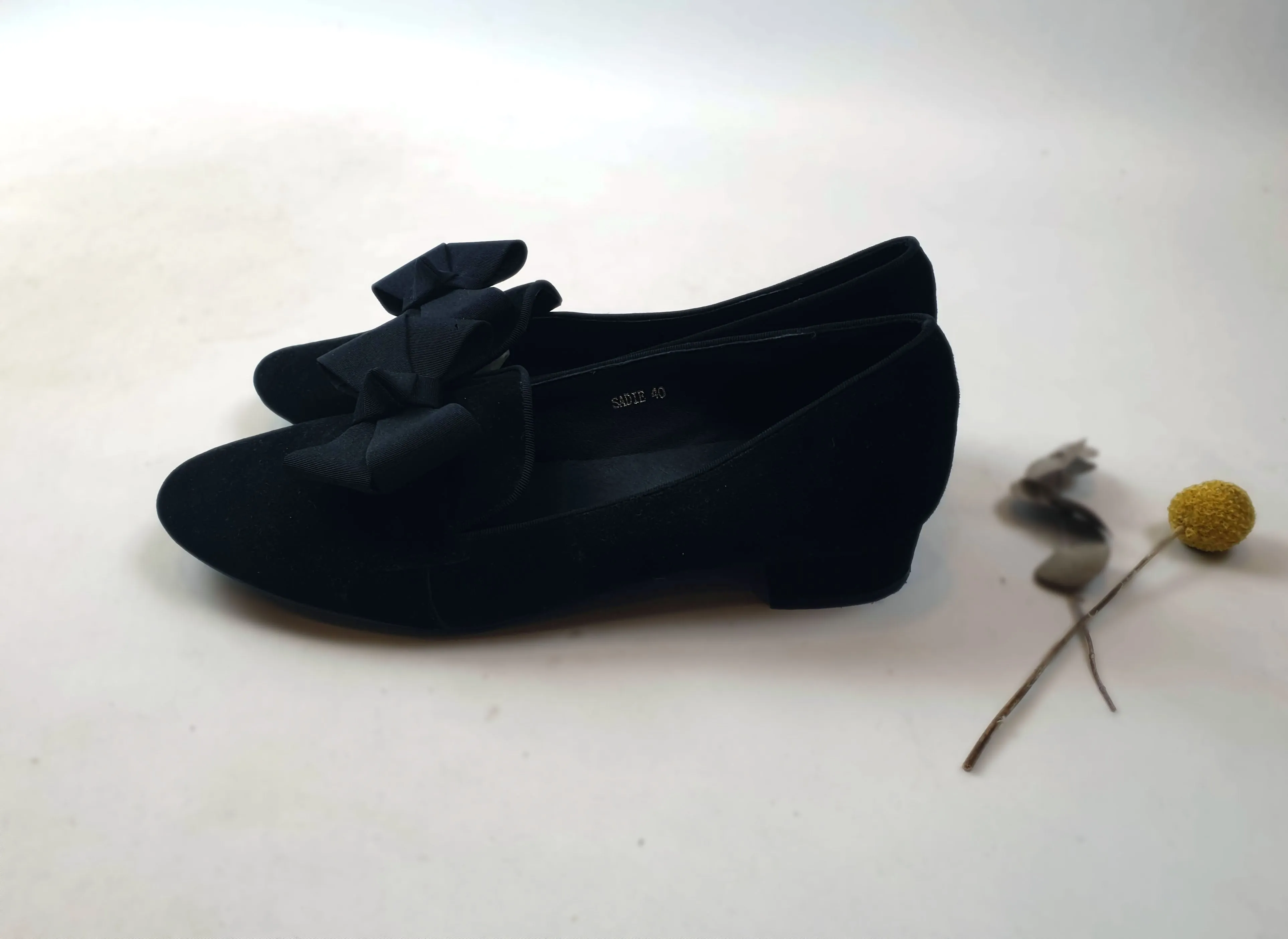 Blue Illusion "Sadle" black suede leather shoes with front bow size 40