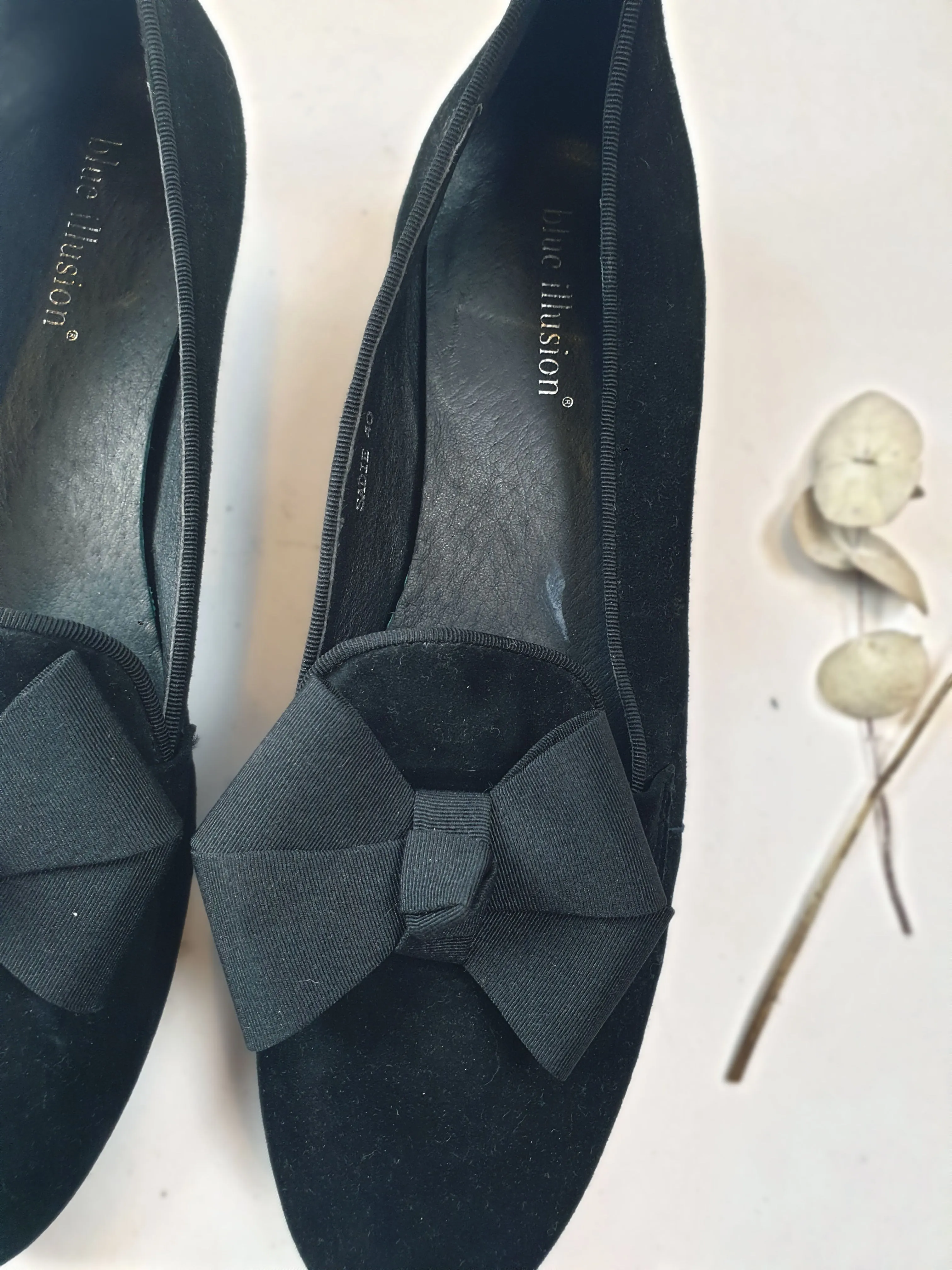 Blue Illusion "Sadle" black suede leather shoes with front bow size 40