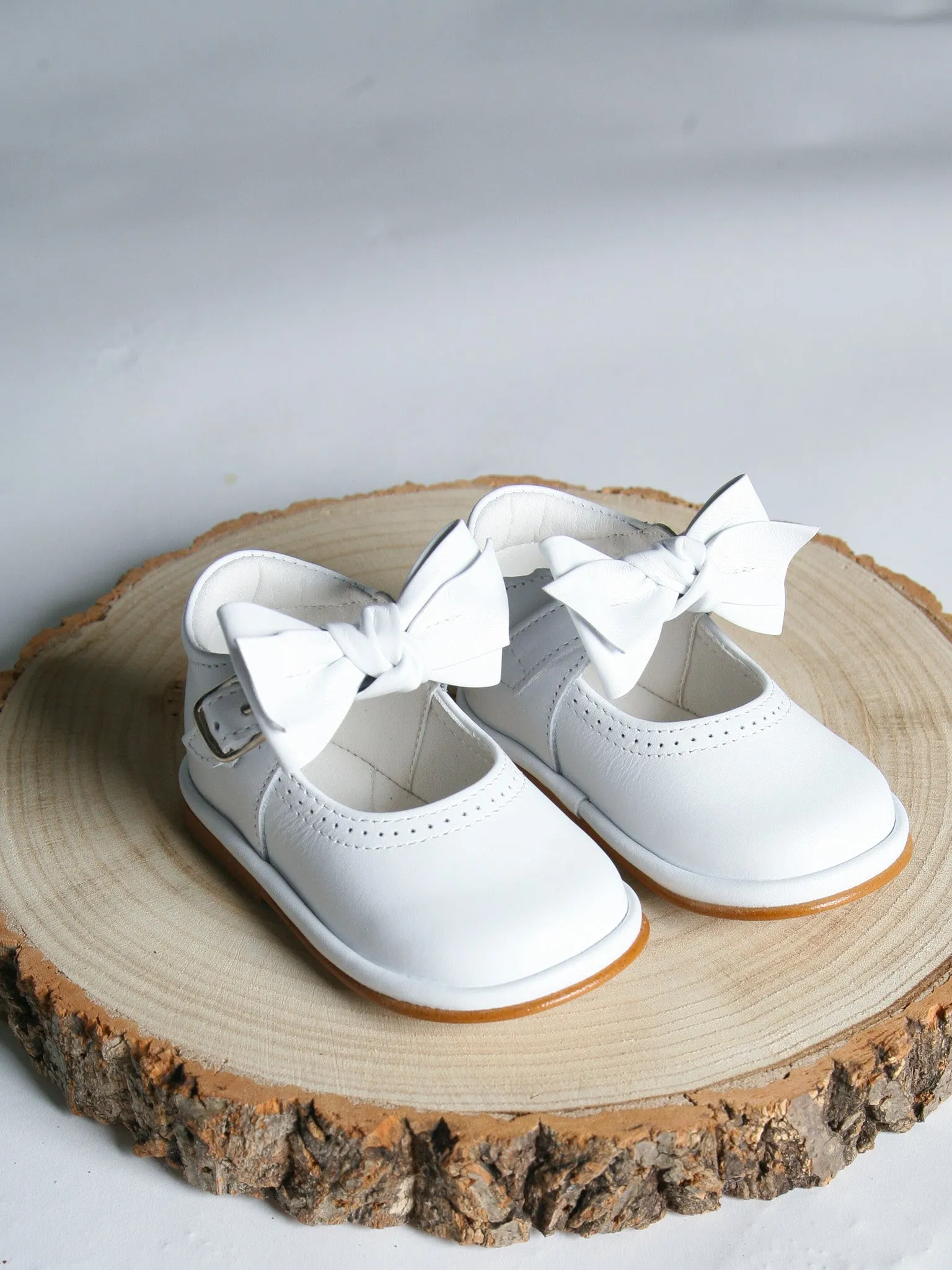 Borboleta White 'Vitoria' Leather Bow Shoes