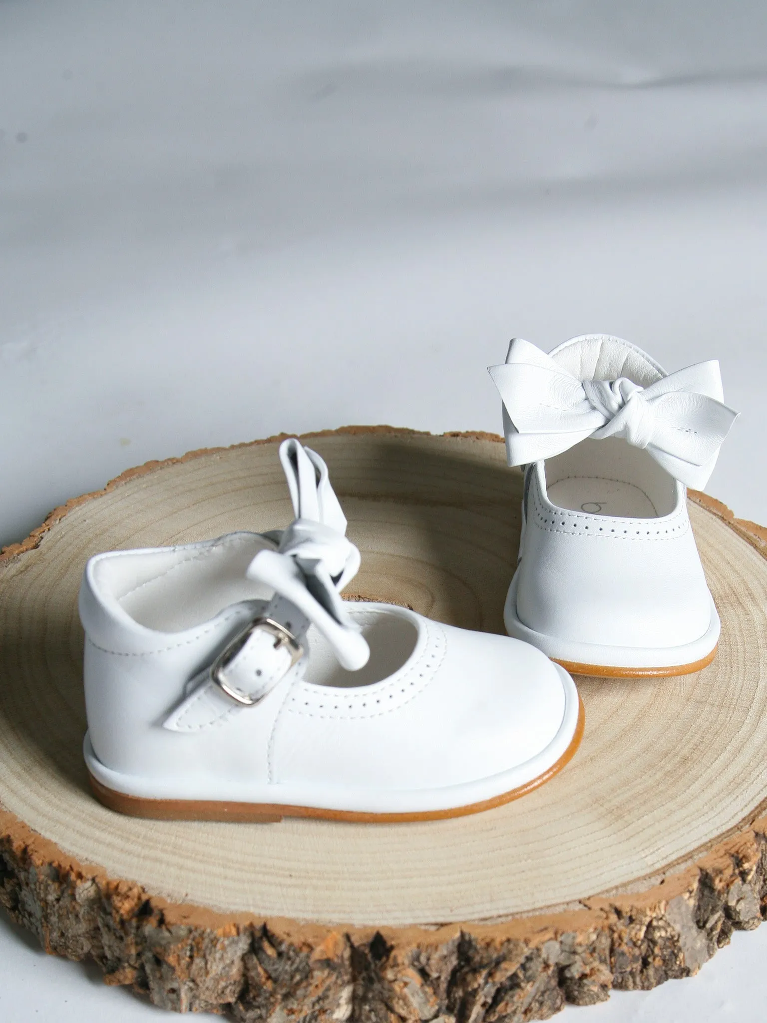 Borboleta White 'Vitoria' Leather Bow Shoes