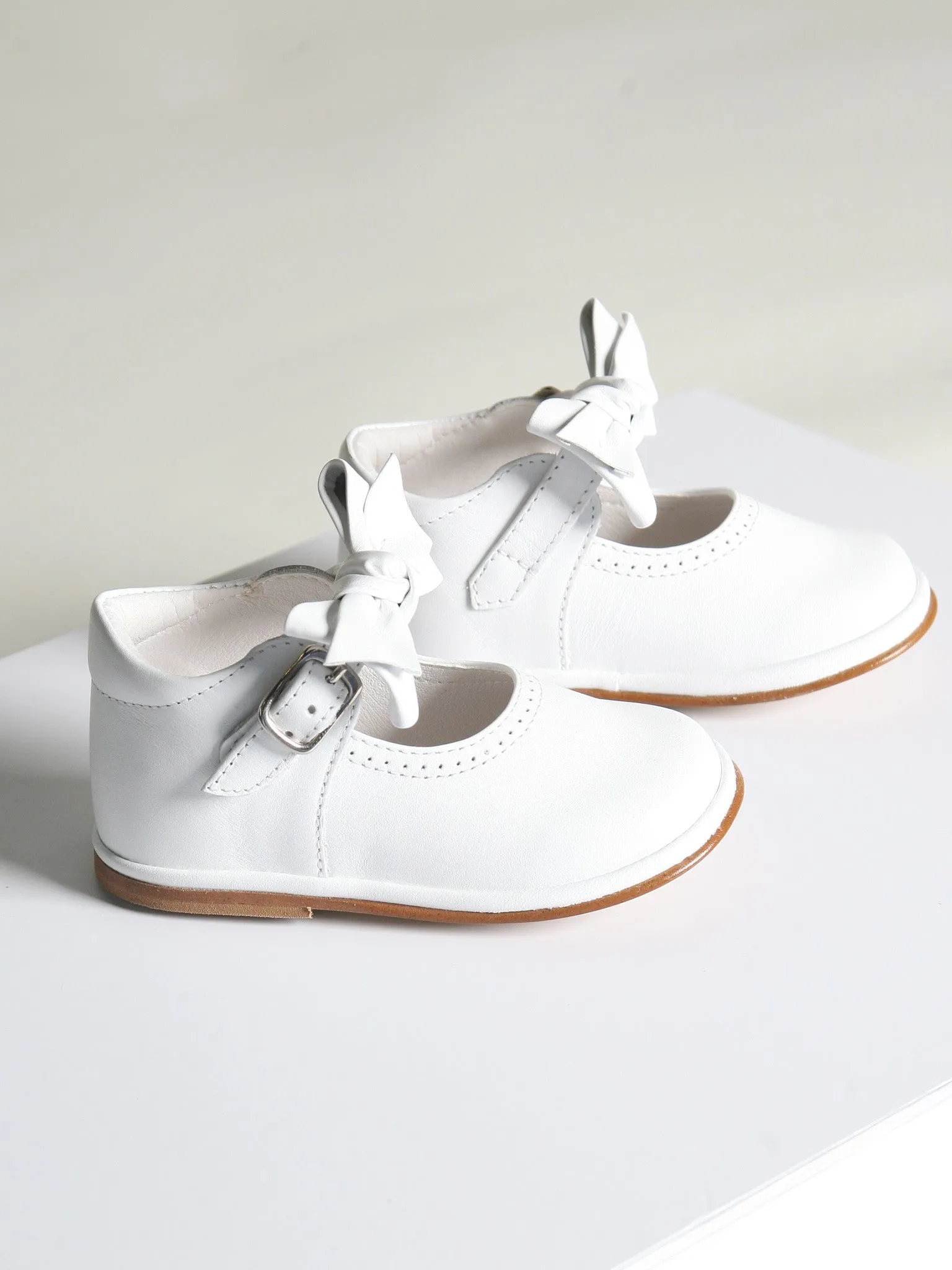 Borboleta White 'Vitoria' Leather Bow Shoes