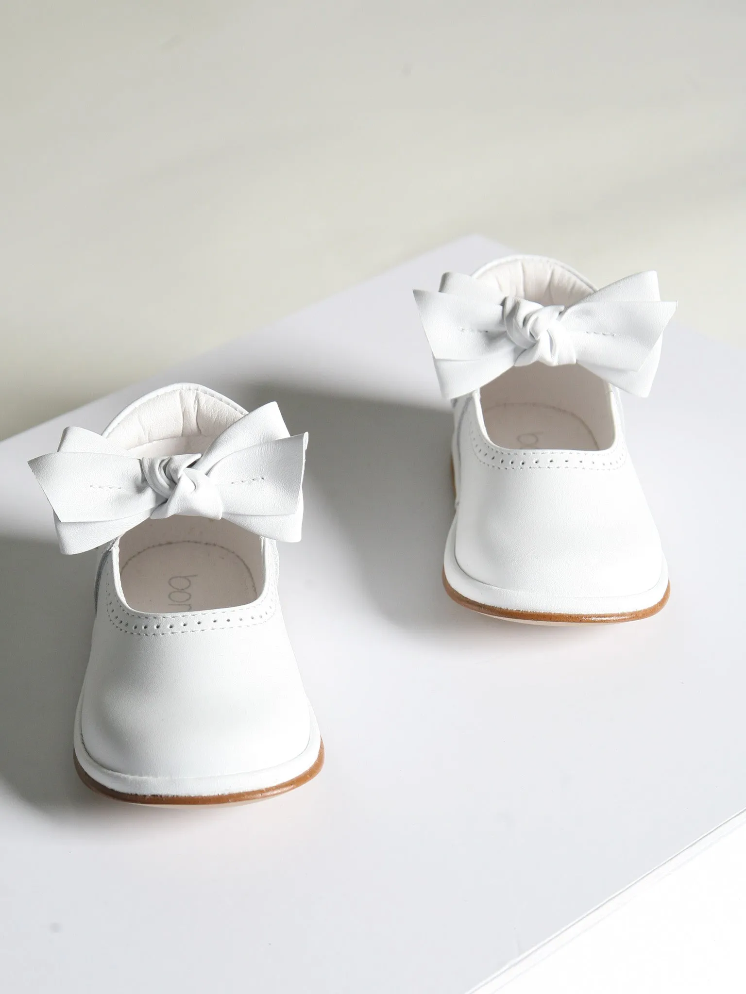 Borboleta White 'Vitoria' Leather Bow Shoes