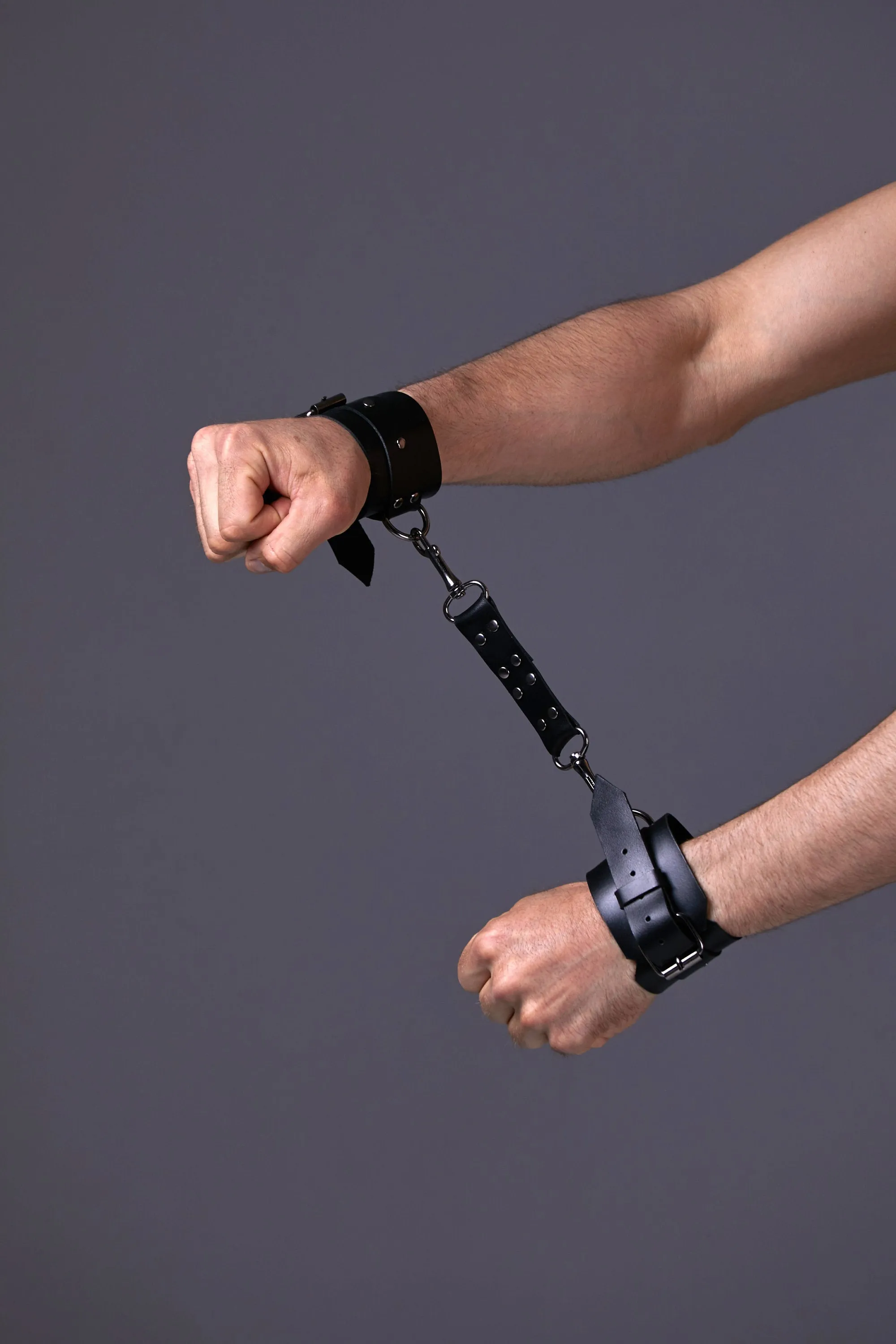 Men's leather handcuffs