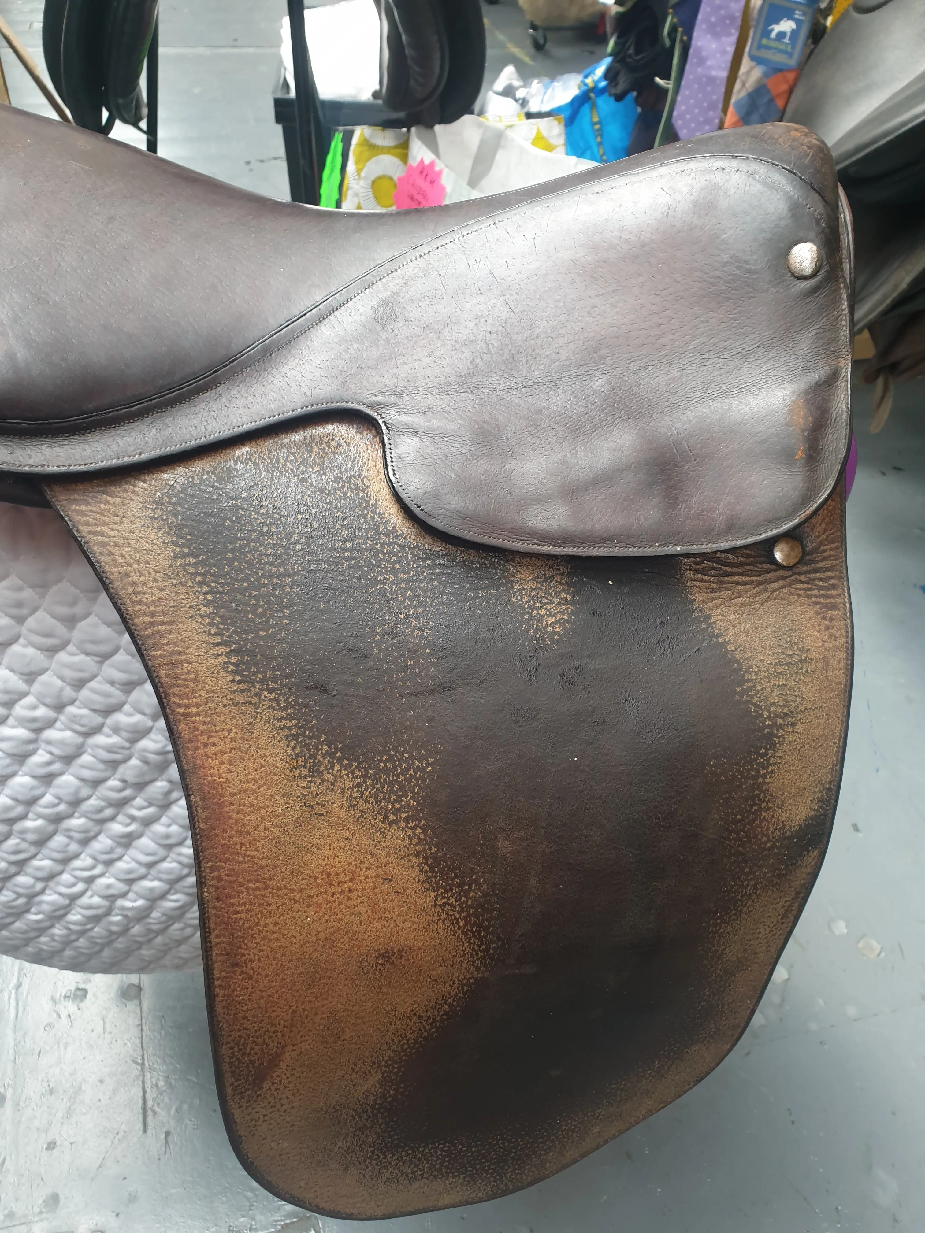 Robinsons brown medium leather saddle 17.5"