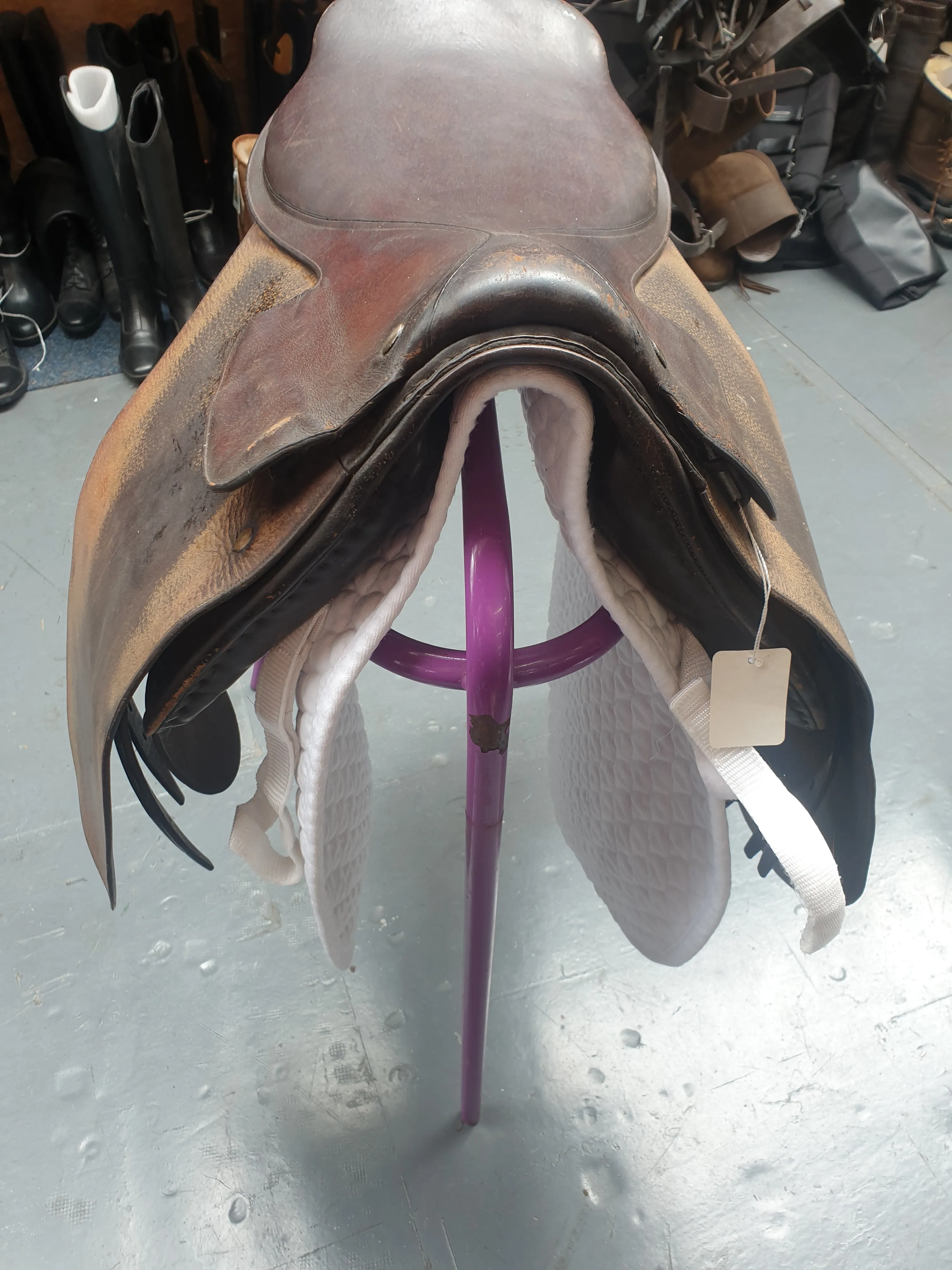 Robinsons brown medium leather saddle 17.5"