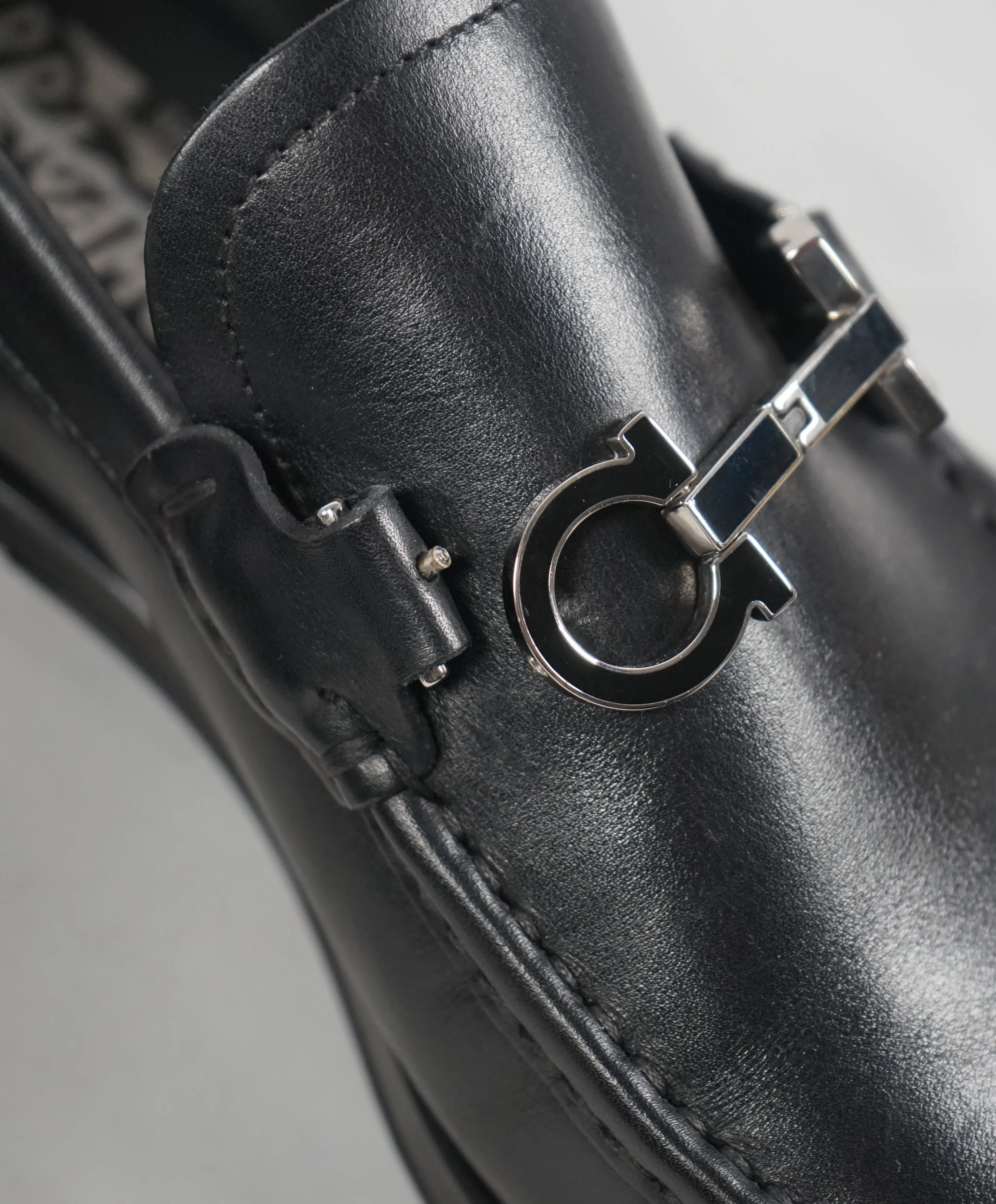 SALVATORE FERRAGAMO -“GANCINI REVERSIBLE BIT” Black Leather Loafers - 9EEE