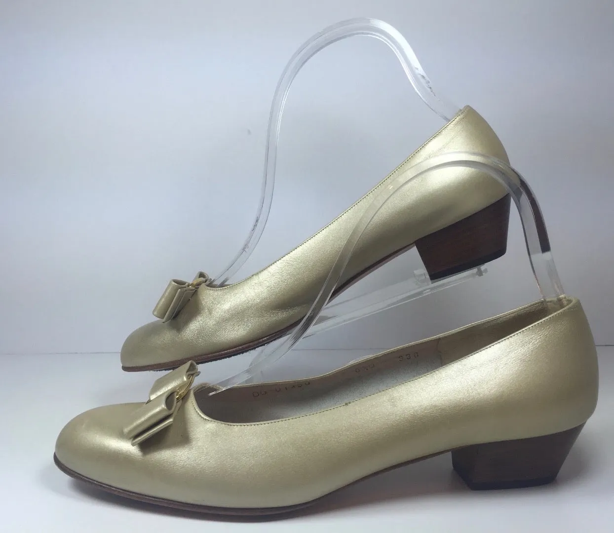 SALVATORE FERRAGAMO Vera Gold Leather Low Heels with Bow Size 8 1/2