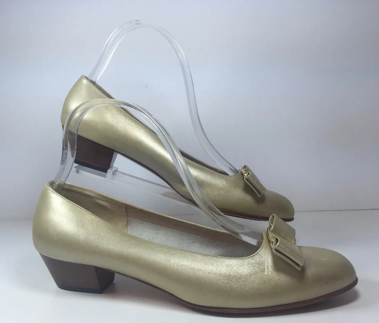 SALVATORE FERRAGAMO Vera Gold Leather Low Heels with Bow Size 8 1/2
