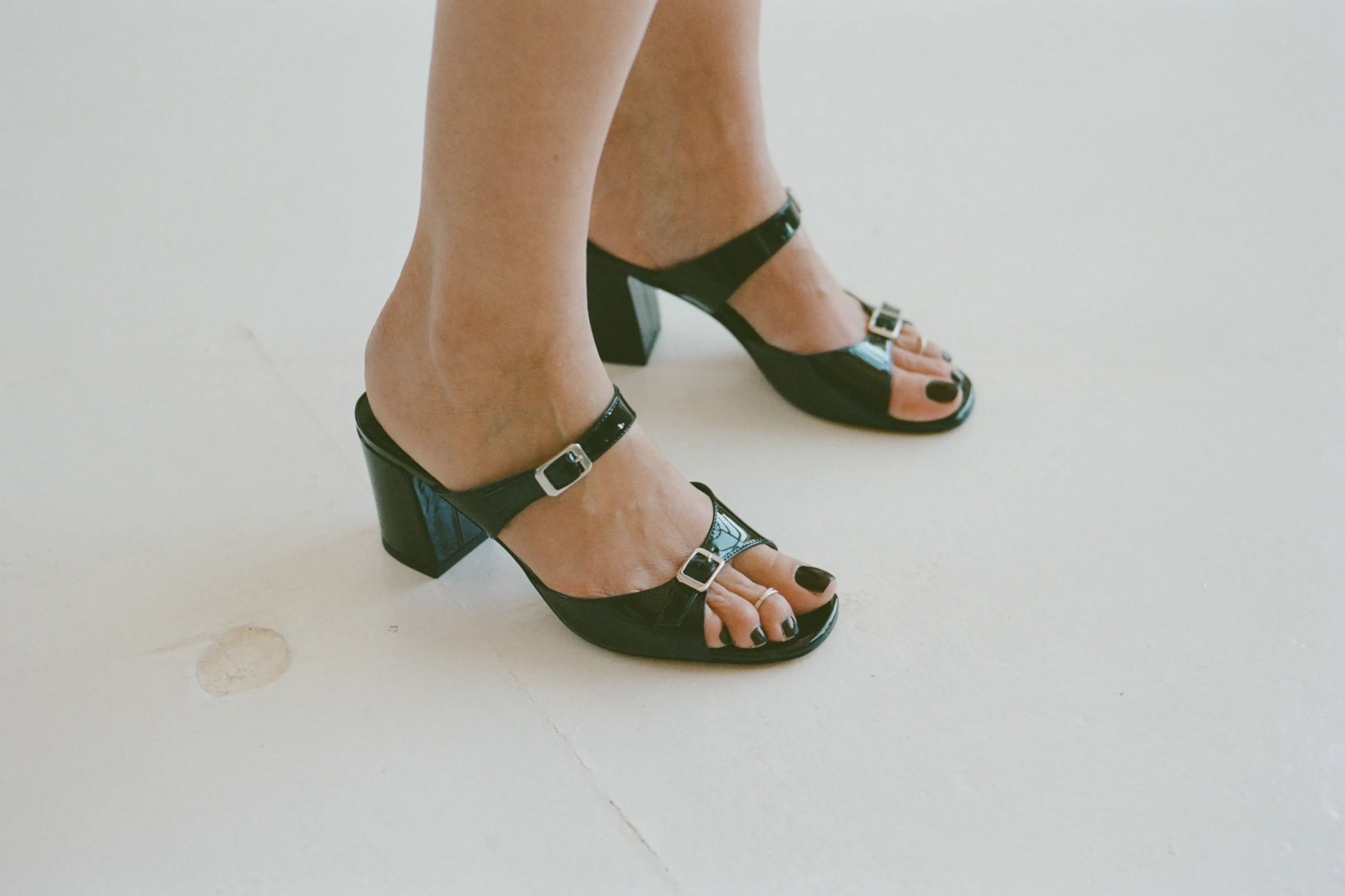 UNA SANDAL, BLACK PATENT