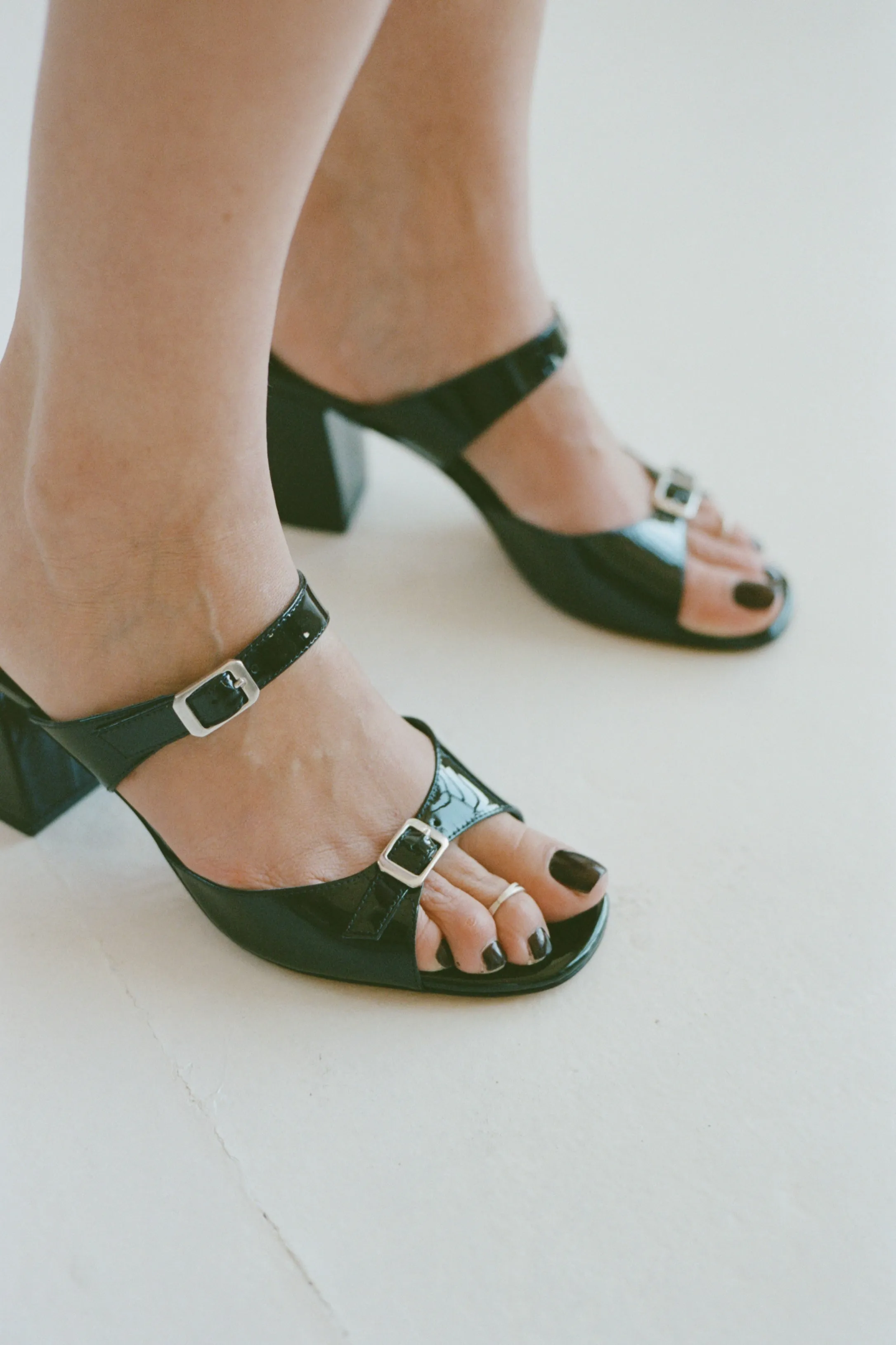 UNA SANDAL, BLACK PATENT