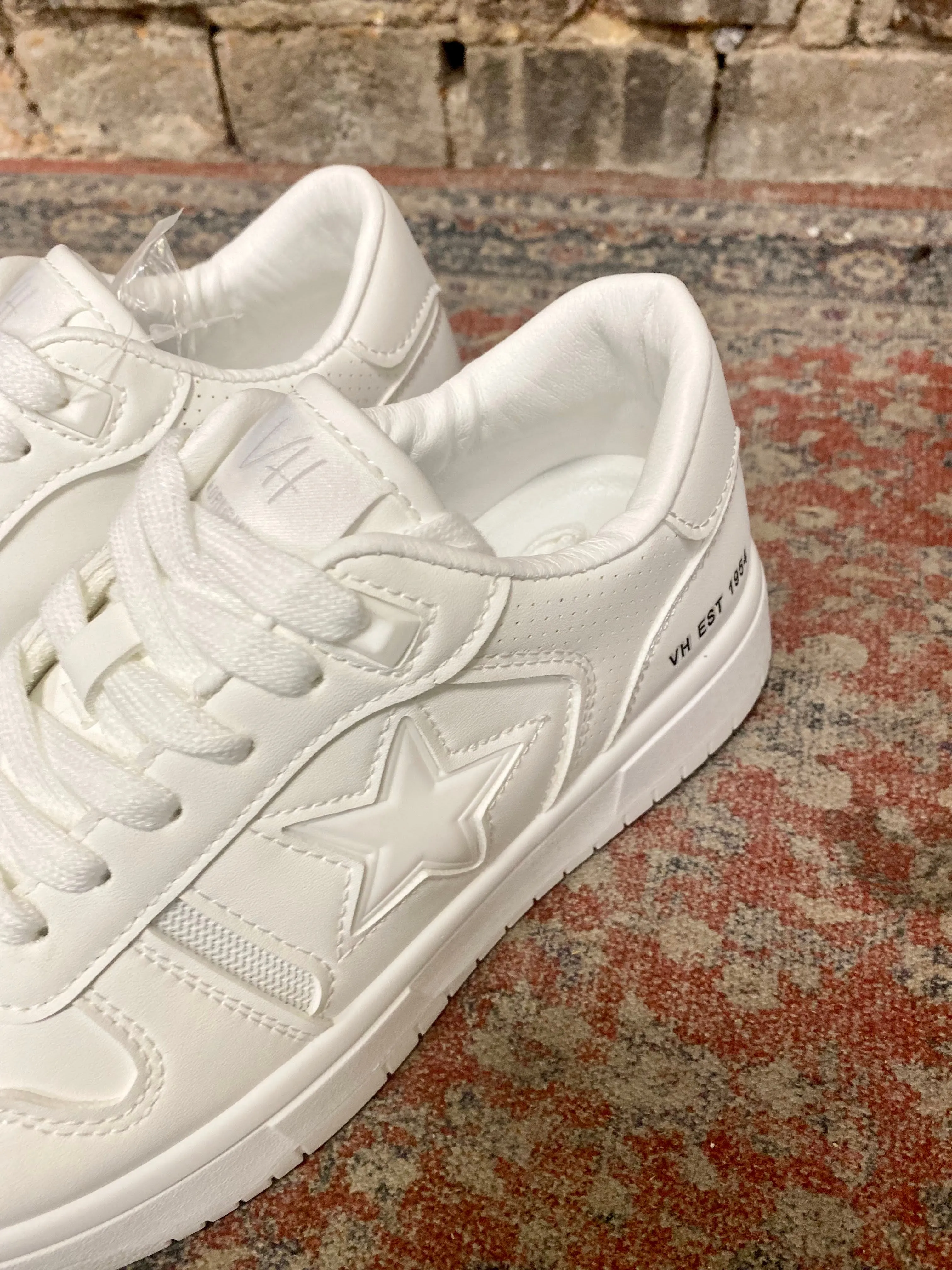 VH ALL WHITE DOTTED EMBEDDED WHITE STAR