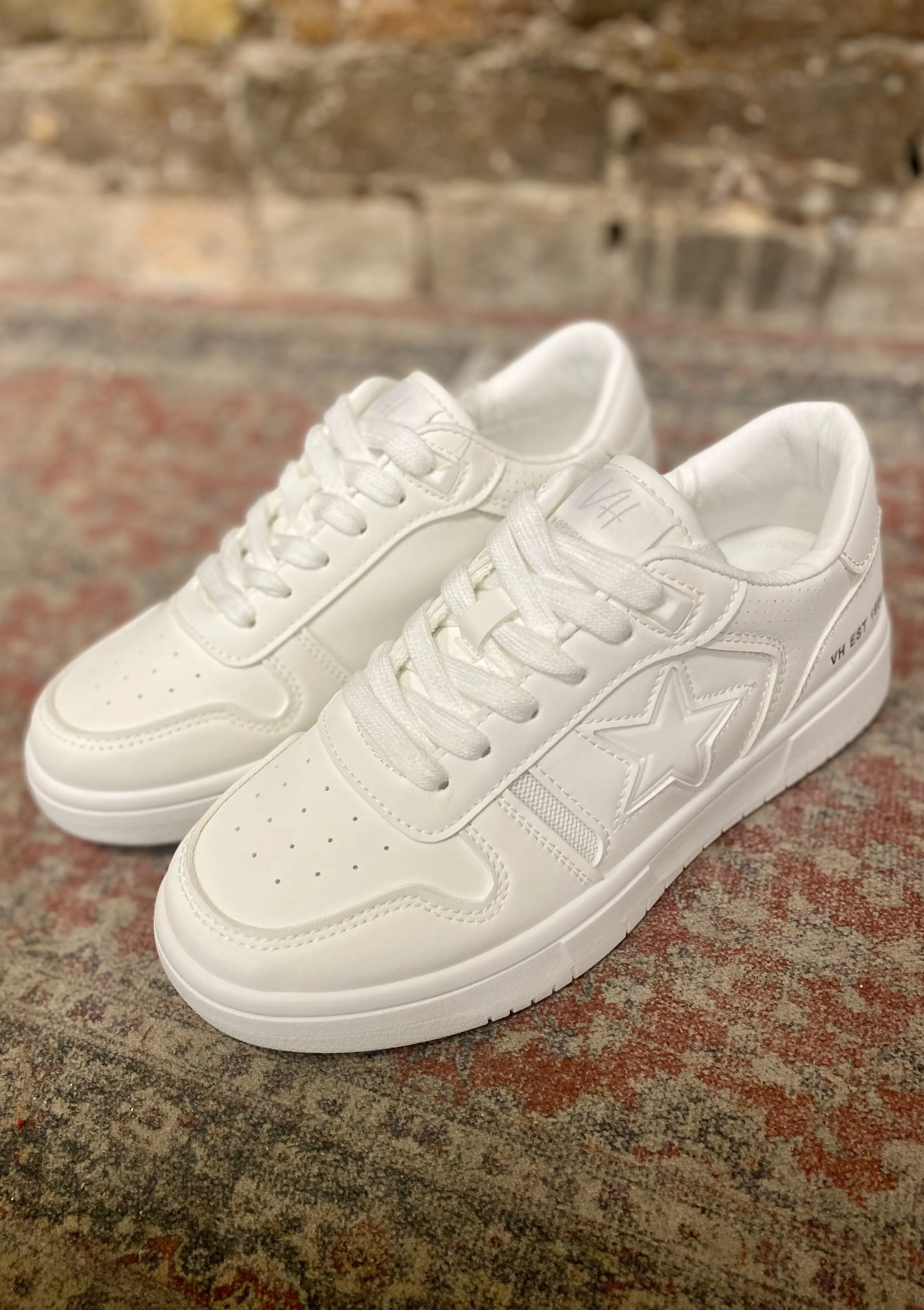 VH ALL WHITE DOTTED EMBEDDED WHITE STAR