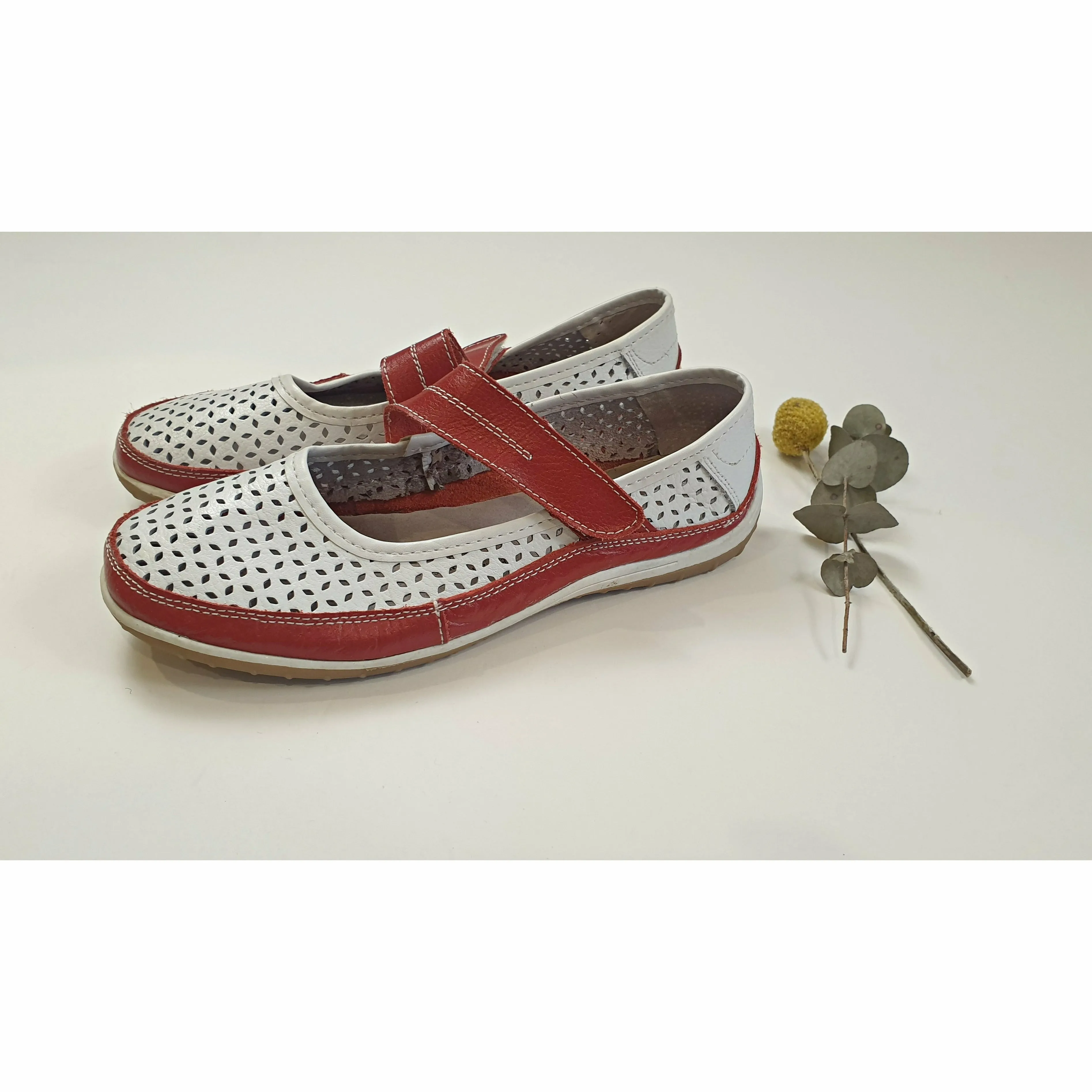 Wild Sole white perforated leather with contrasting red strap size UK 6/AU 7.5-8