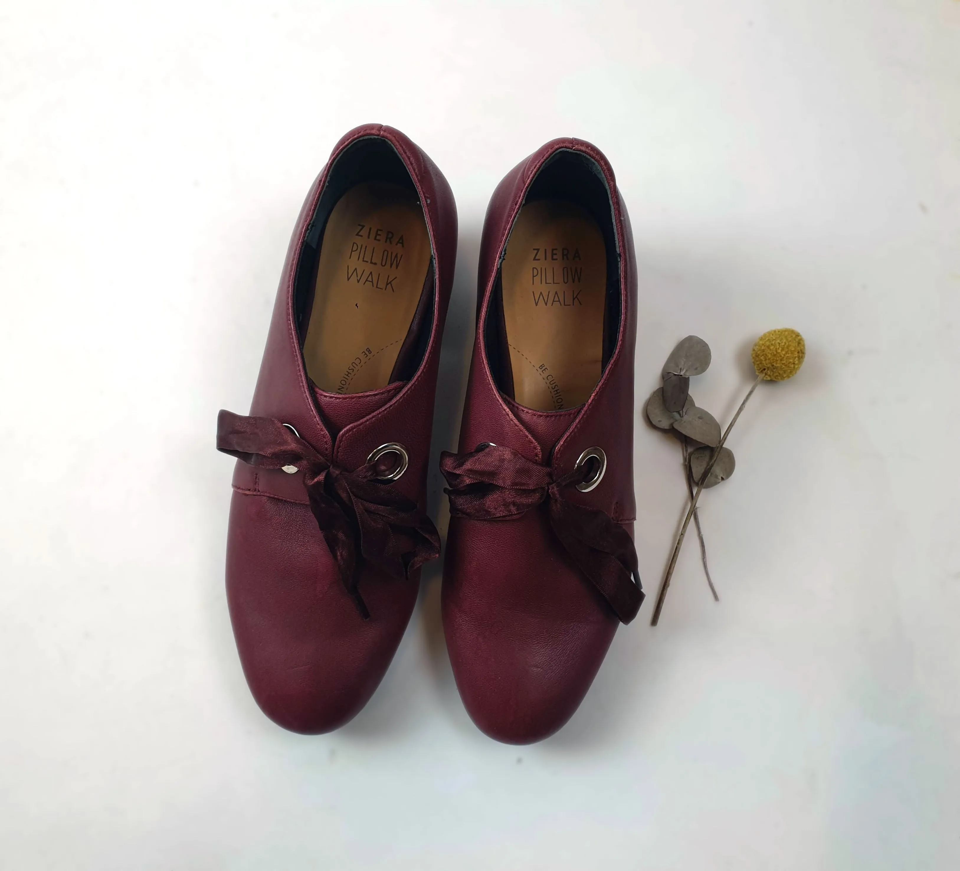 Ziera Pillow Walk red leather shoes with front bow size 39W