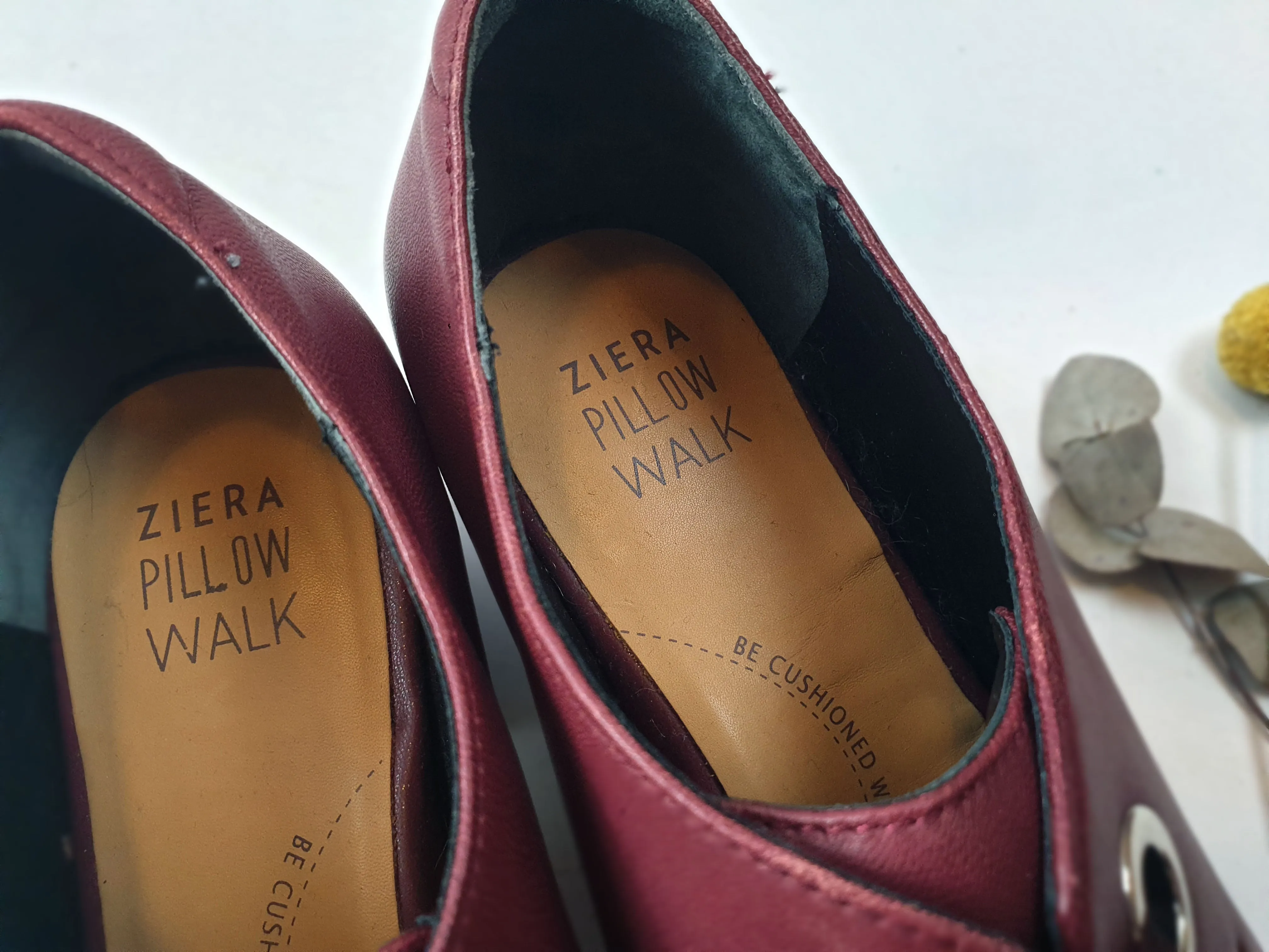 Ziera Pillow Walk red leather shoes with front bow size 39W