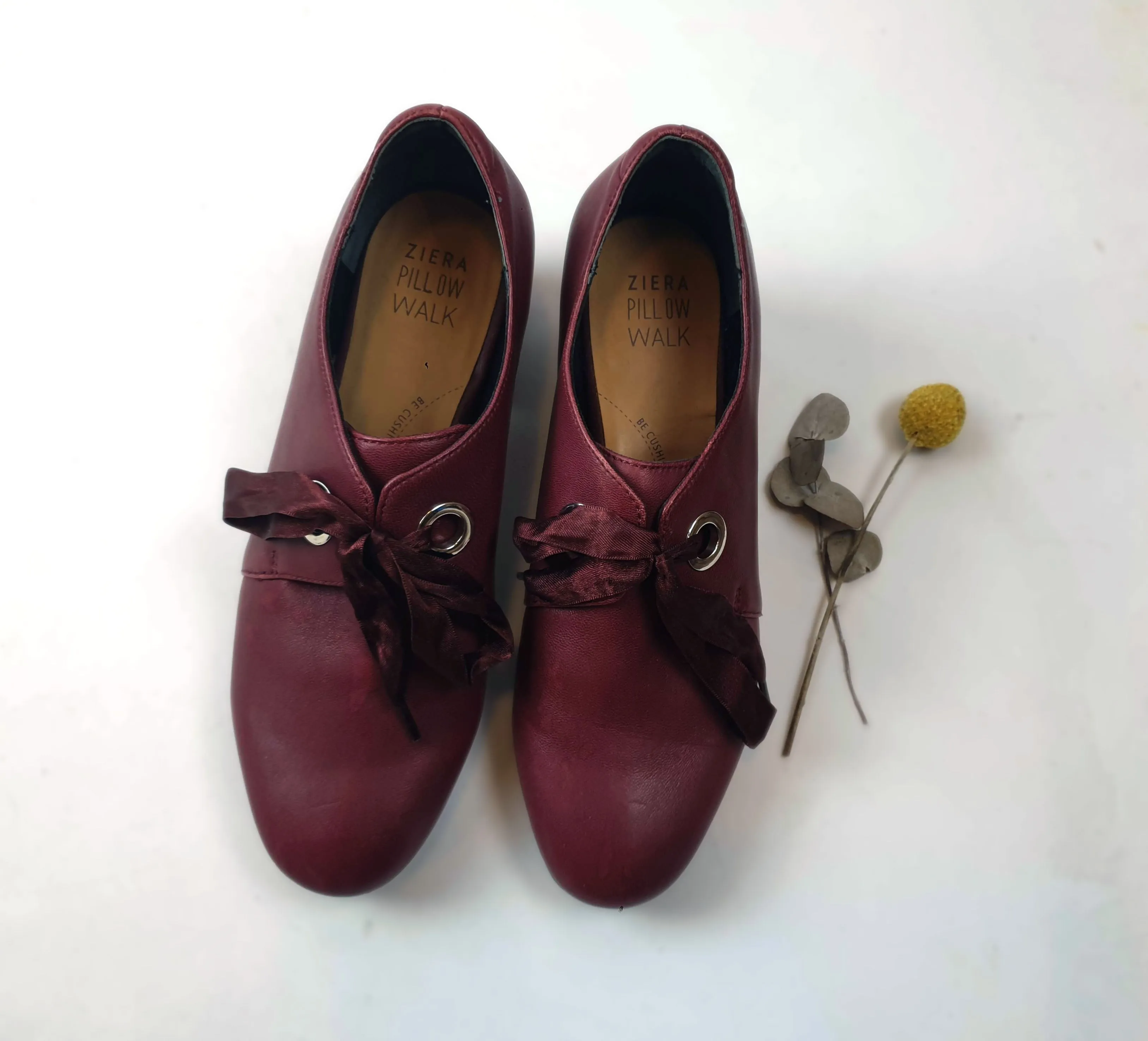 Ziera Pillow Walk red leather shoes with front bow size 39W