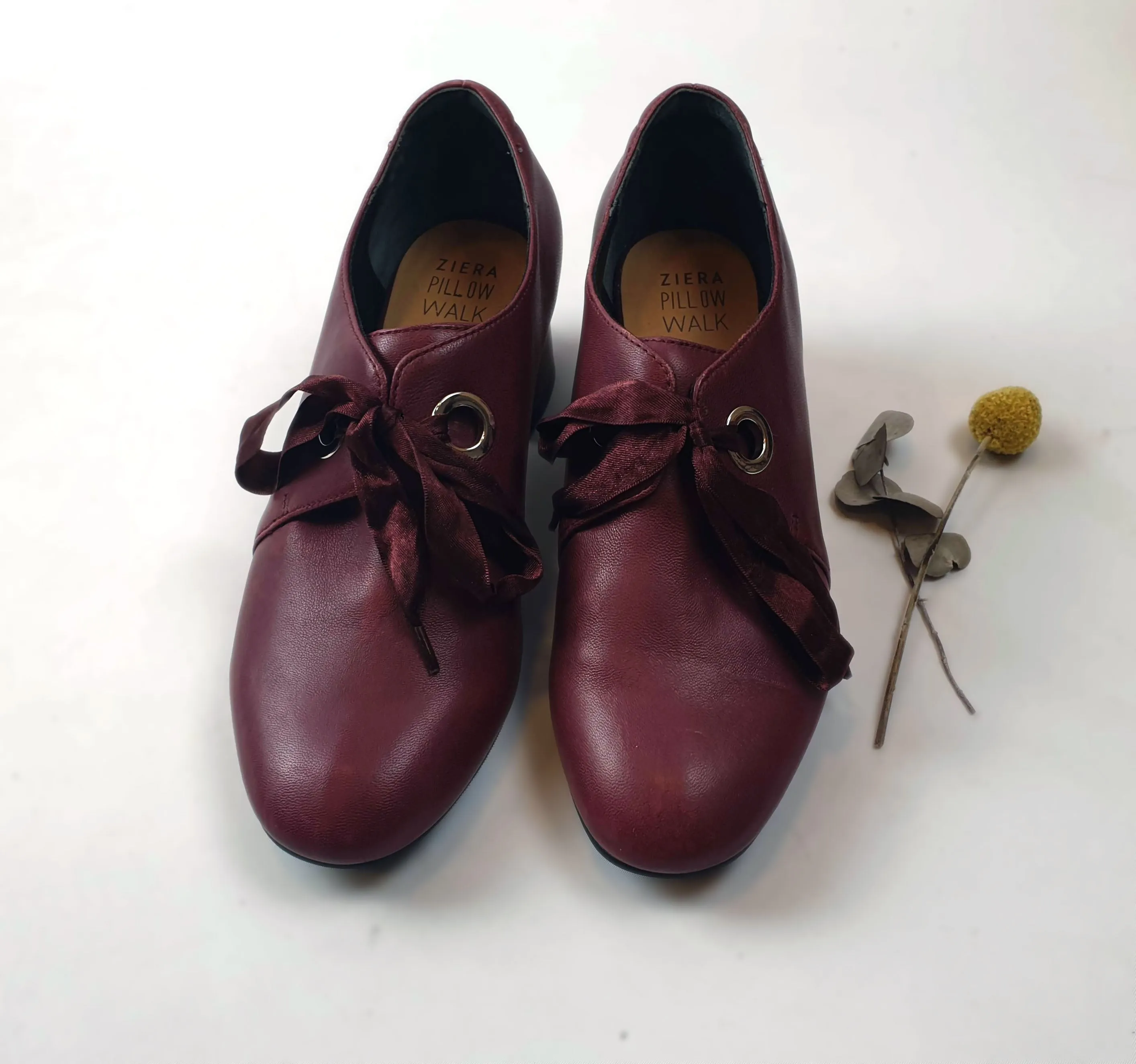 Ziera Pillow Walk red leather shoes with front bow size 39W